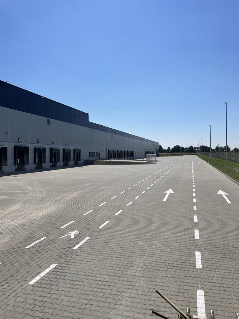 Kostka brukowa pod dużą halą