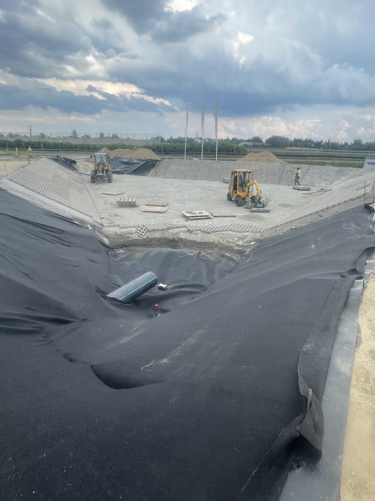Płyty ażurowe w zbiorniku retencyjnym